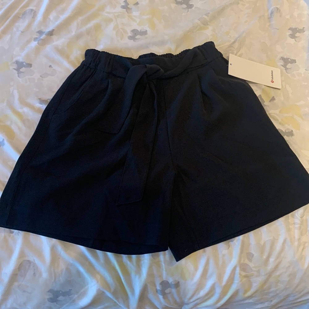 black lulu lemon shorts size 6